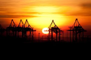 Silhouette von Container-Verladekränen im Hamburger Hafen bei Sonnenuntergang, Quelle: Pexels.com, Urheber: Martin Damboldt