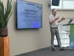 Der BundesverbandSmartCity war Fachpartner der Leistungsschau „Digitale Technologien & KI im Gewächshaus“ in den Niederlanden vom 22. bis 24. Juni 2026 und hat aufschlussreiche Einblicke in ein hochautomatisiertes Mensch-Maschinen-Gefüge gewonnen: • Welche Rolle spielt hier der Human Factor in Innovation und Resilienz? • Ist das Gefüge in der Stadt dasselbe und sind nur die Gewichtungen etwas unterschiedlich? • Und wie wird KI dieses Gefüge umkrempeln? Mit diesen Fragen hat unser Vorstandsmitglied Stefan E. Slembrouck an der Leistungsschau teilgenommen und diskutiert sie in einem Beitrag aus Sicht der SmartCity.