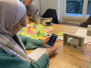 Photo BVSC Workshop - Projekt CLAIRYFI: Mithilfe von IoT-Sensorik und offenen IoT-Plattformen werden Umweltparameter wie Luftqualität, Lärm- und Hitzebelastung sowie weitere raumklimatische Faktoren gemessen, analysiert und für Forschung, Bildung und Öffentlichkeit zugänglich gemacht Der BVSC berät die Teilnehmenden im Rahmen des Projektes bei Auswahl, Installation und Betrieb der notwendigen Sensoren und Software-Lösungen, die übersichtlich dargestellte, leicht verständliche Echtzeit-Daten, Analysen, Prognosen sowie nützliche Berichte und Tipps zu Energieverbrauch und Raumklima liefern.